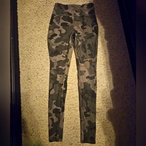 Women's size XS Mossimo leggings camo brown and green
